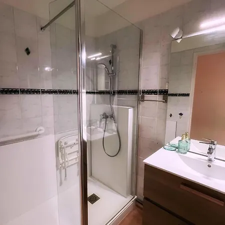 Lejlighed T2 Avec Terrasse & Parking A 5 Min Du Centre, 10 Min Des Plages