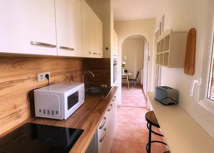 T2 Avec Terrasse & Parking A 5 Min Du Centre, 10 Min Des Plages *