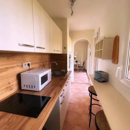 T2 Avec Terrasse&parking à 5 Min Du Centre, 10 Min Des Plages *