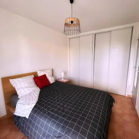 T2 Avec Terrasse&parking à 5 Min Du Centre, 10 Min Des Plages