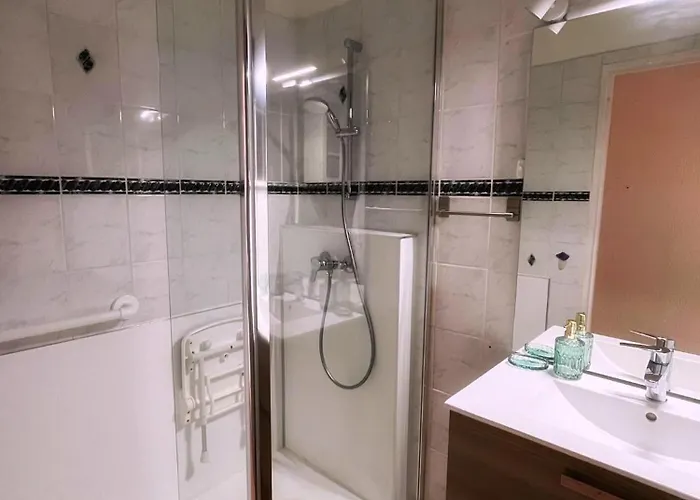 Apartment T2 Avec Terrasse & Parking A 5 Min Du Centre, 10 Min Des Plages