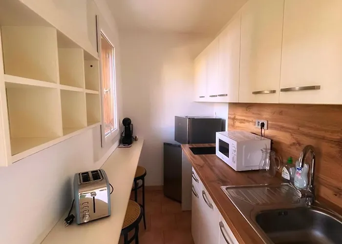 T2 Avec Terrasse & Parking A 5 Min Du Centre, 10 Min Des Plages * Hyeres