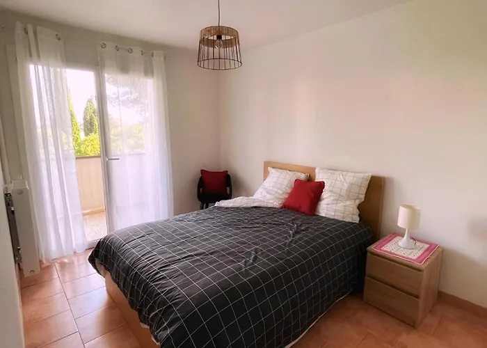 T2 Avec Terrasse & Parking A 5 Min Du Centre, 10 Min Des Plages Apartment Hyeres