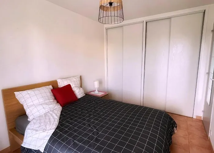 T2 Avec Terrasse & Parking A 5 Min Du Centre, 10 Min Des Plages