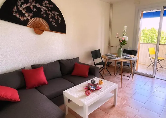 T2 Avec Terrasse & Parking A 5 Min Du Centre, 10 Min Des Plages Apartment